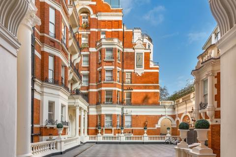 3 bedroom apartment for sale, Wellington Court, Knightsbridge London SW1X