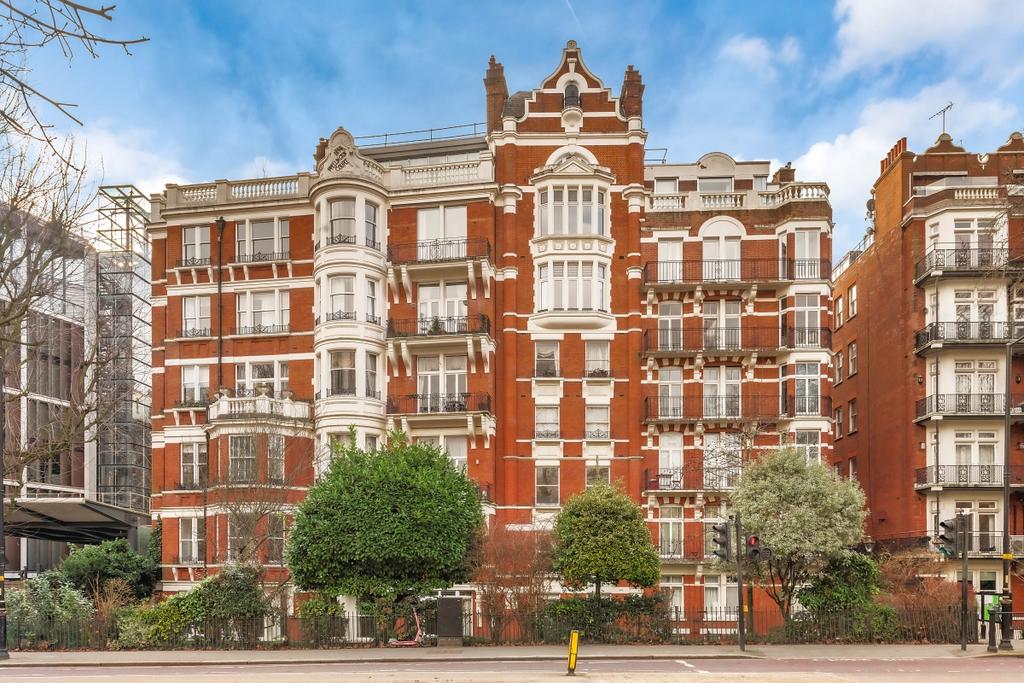 Wellington Court