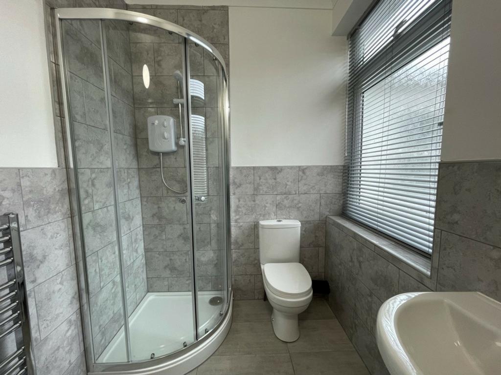 A modern and clean bathroom featuring a spaciou...