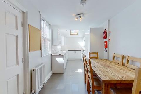 6 bedroom house to rent, Kimbolton Avenue, Nottingham NG7