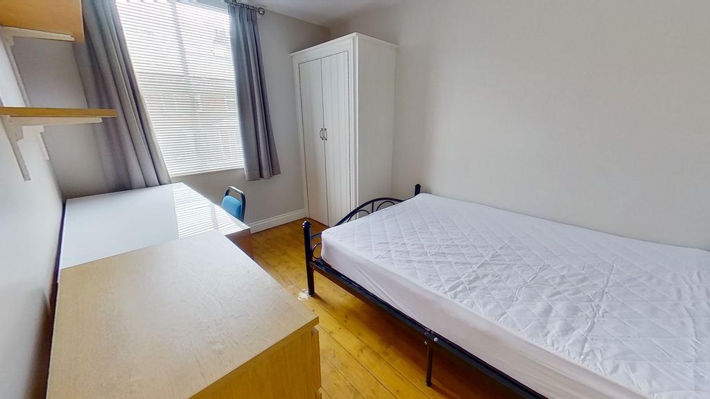 Bright, neatly presented bedroom with a single ...