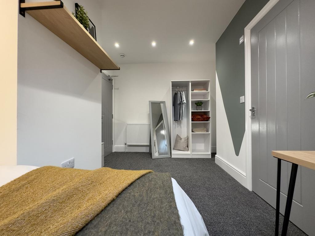 A bright and tidy double bedroom with stylish d...