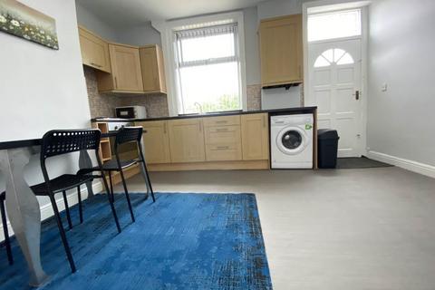 2 bedroom house to rent, Leeds Road, Huddersfield HD1
