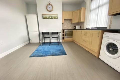 2 bedroom house to rent, Leeds Road, Huddersfield HD1