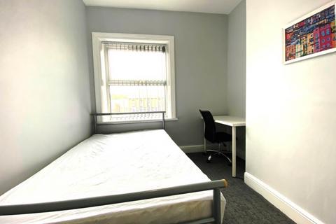 2 bedroom house to rent, Leeds Road, Huddersfield HD1
