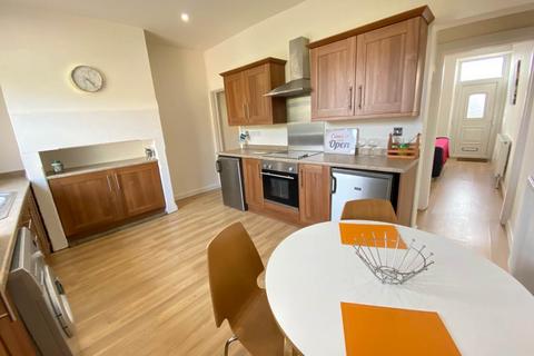 3 bedroom house to rent, Victoria Street, Huddersfield HD5