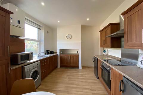 3 bedroom house to rent, Victoria Street, Huddersfield HD5