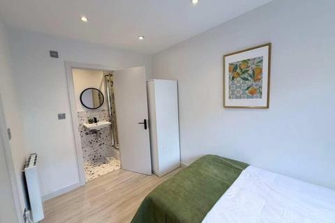 4 bedroom flat to rent, YOHO Battersea Park B