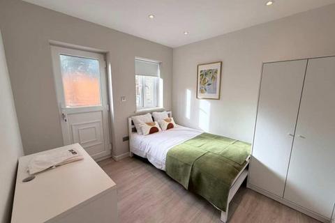 3 bedroom flat to rent, Yoho Battersea Park A