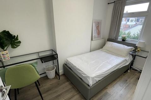 1 bedroom flat to rent, YOHO Kingston KP
