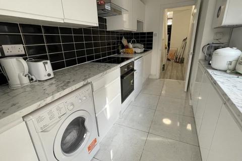 1 bedroom flat to rent, YOHO Kingston KP