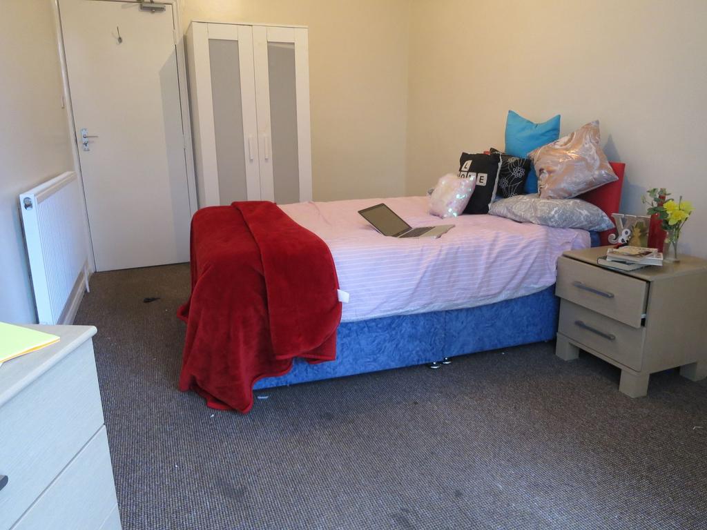 Bright single bedroom with a comfy single bed d...