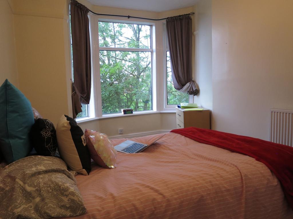 Bright, cosy double bedroom with a large bay wi...