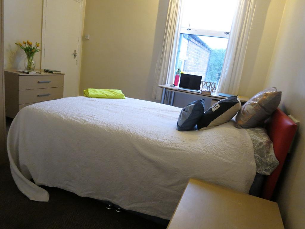 Bright, neatly presented double bedroom with a ...