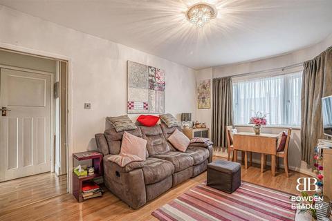 2 bedroom flat for sale, Tomswood Hill, Ilford, IG6