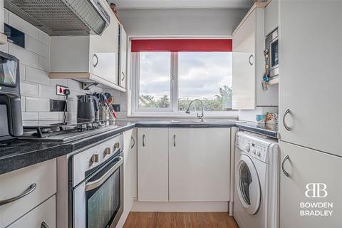 2 bedroom flat for sale, Tomswood Hill, Ilford, IG6