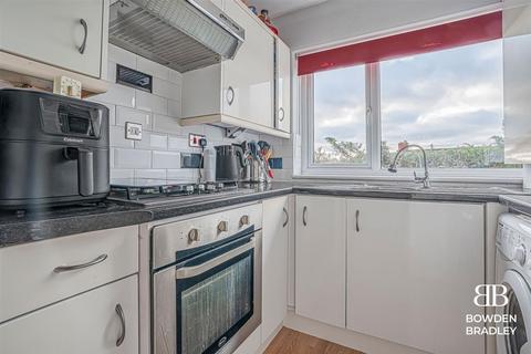 2 bedroom flat for sale, Tomswood Hill, Ilford, IG6