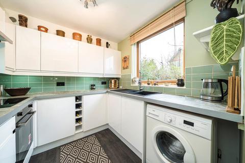 1 bedroom flat for sale, Barton Close, London SE15