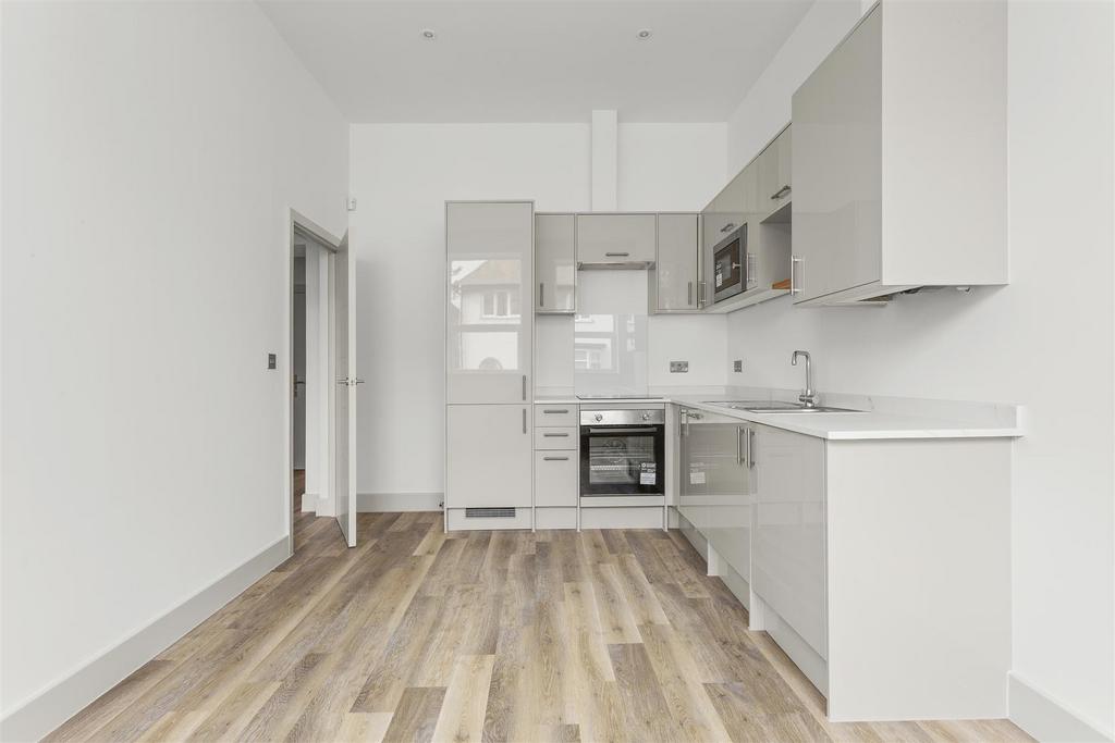 Flat 5, Harlow House, Harlow Road, HP13 6 AA-3.jpg