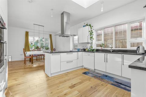 4 bedroom detached house to rent, School Close, High Wycombe HP11