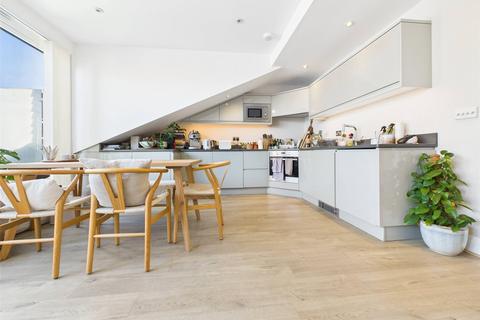 1 bedroom apartment to rent, High Street, Hampton Hill