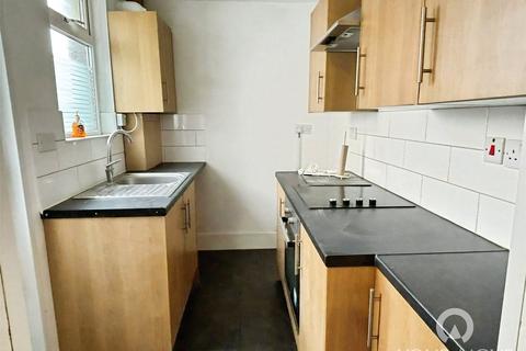 2 bedroom terraced house to rent, Gordon Road, Gravesend DA11
