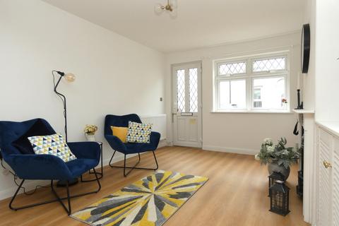 3 bedroom terraced house to rent, Luton Road, Faversham, Kent, ME13