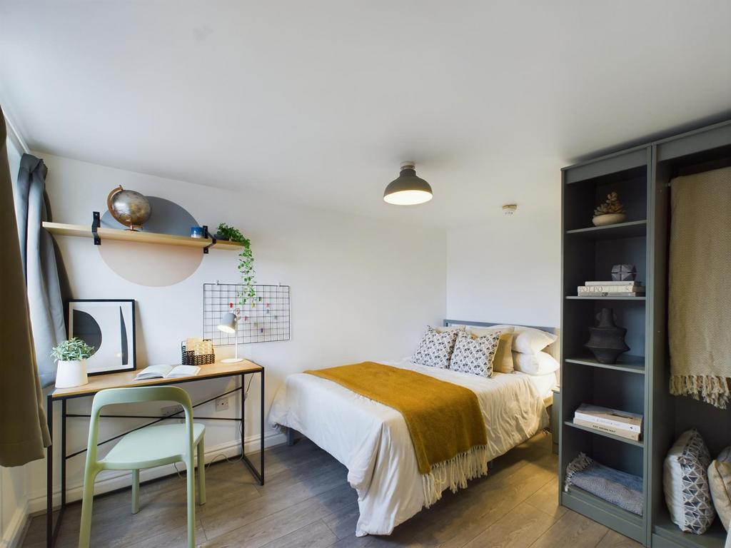 This beautifully designed double bedroom featur...
