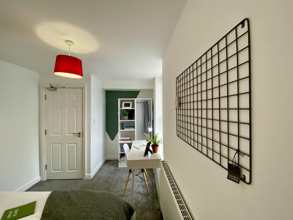 A bright and tidy double bedroom with modern de...