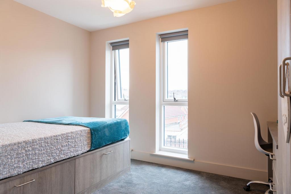 Bright and welcoming double bedroom featuring l...