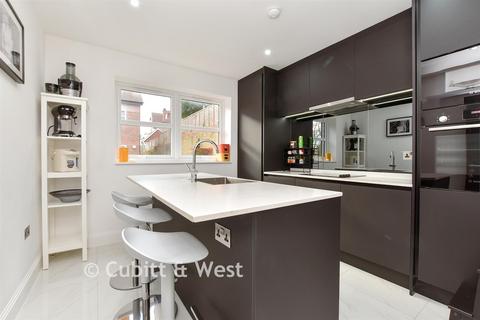 3 bedroom townhouse for sale, Oakmont Close, Kenley CR8