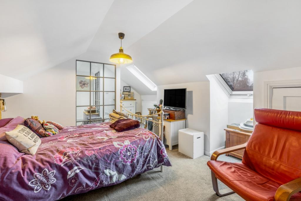 Flat 6 9 Cross O'Cliff Hill-17