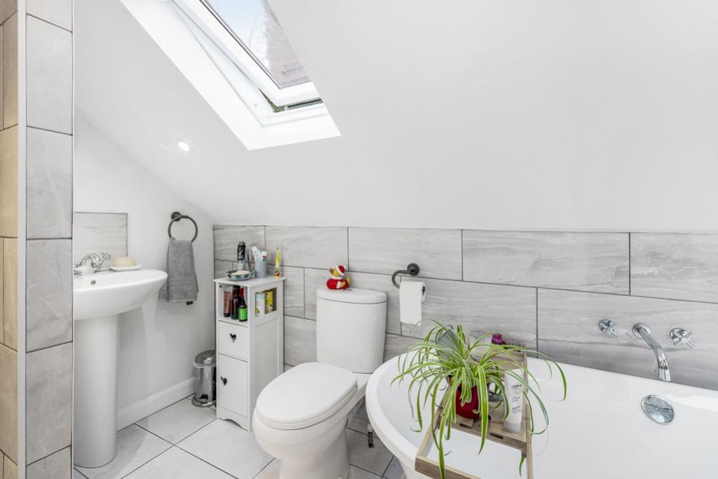Flat 6 9 Cross O'Cliff Hill-19