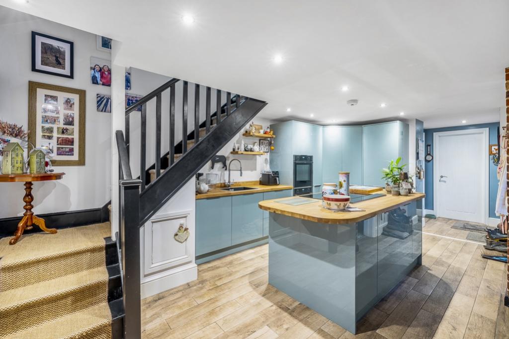 Flat 6 9 Cross O'Cliff Hill-11