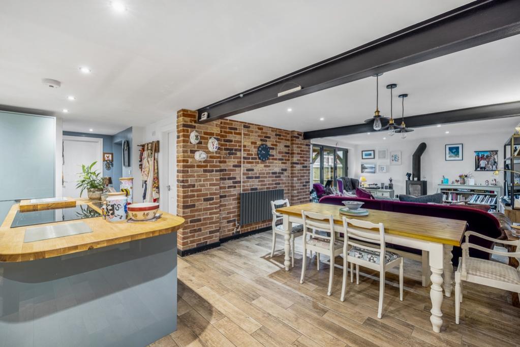 Flat 6 9 Cross O'Cliff Hill-14