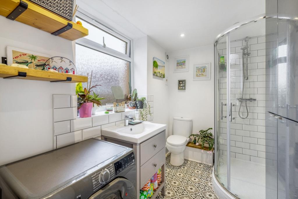 Flat 6 9 Cross O'Cliff Hill-15