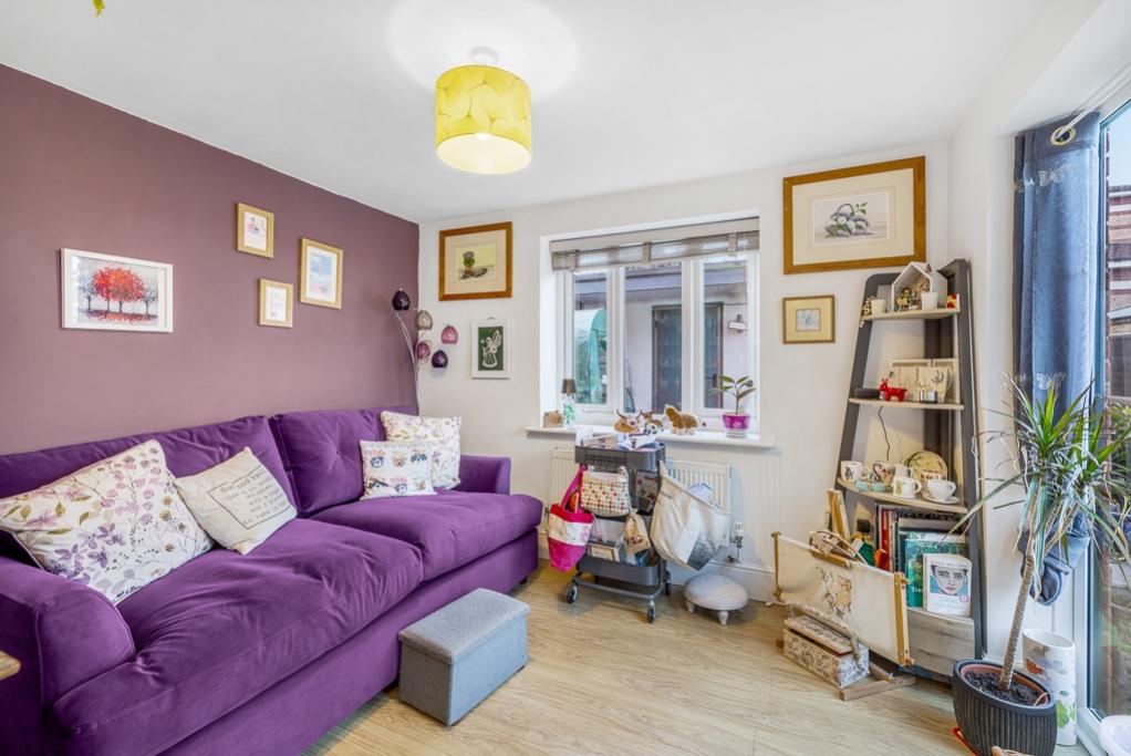Flat 6 9 Cross O'Cliff Hill-16