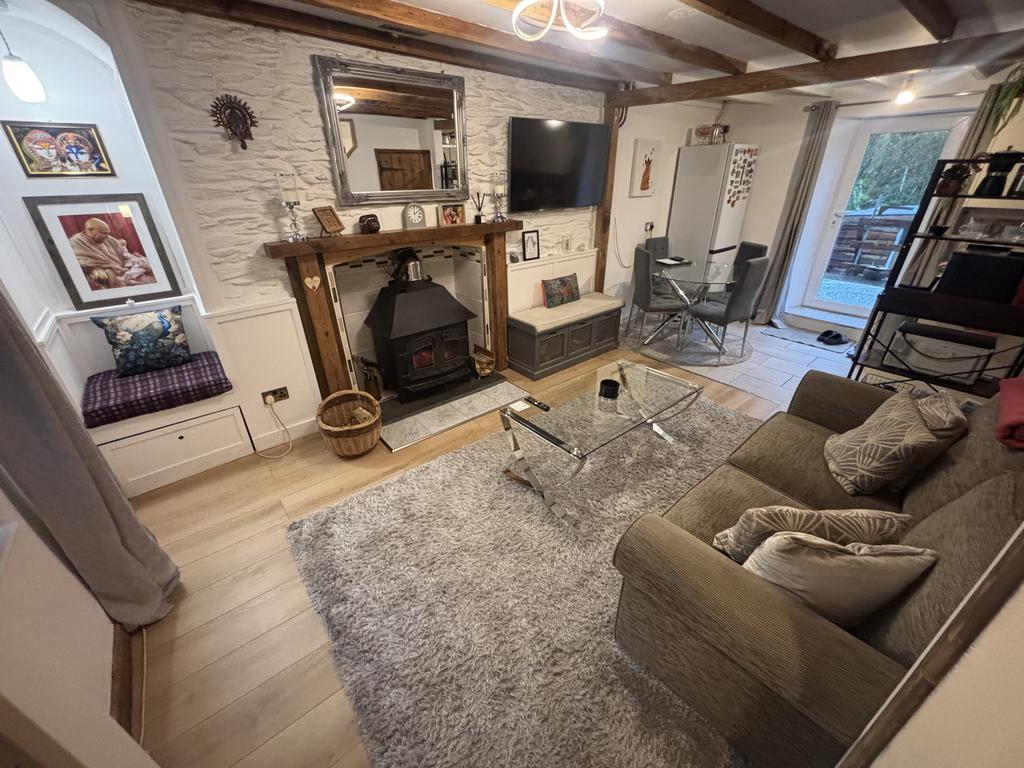 Open plan living room/kitchen