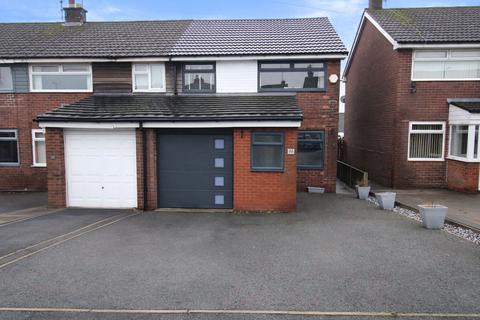 3 bedroom end of terrace house to rent, Norden Close, Rochdale, OL11