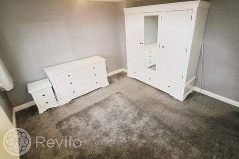 3 bedroom end of terrace house to rent, Norden Close, Rochdale, OL11