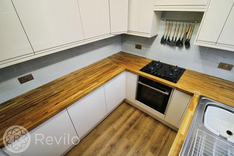 3 bedroom end of terrace house to rent, Norden Close, Rochdale, OL11