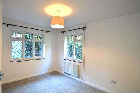 2 bedroom detached bungalow to rent, Croft Road, Crowborough
