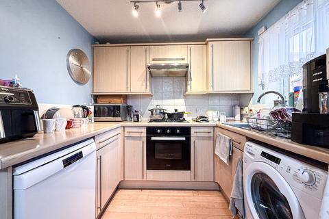 2 bedroom semi-detached house to rent, Avill Crescent, Taunton