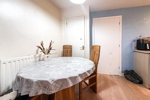 2 bedroom semi-detached house to rent, Avill Crescent, Taunton