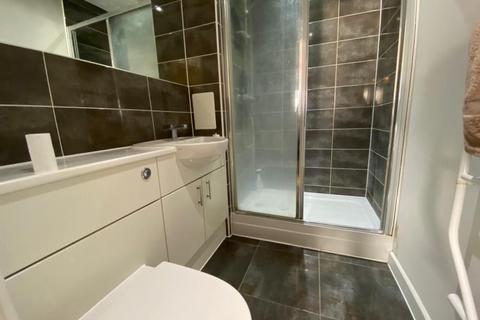 2 bedroom apartment to rent, Guildford Road, Woking GU22