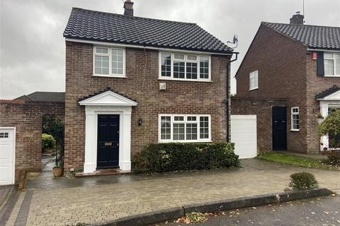 3 bedroom detached house to rent, Sandringham Road, Herts EN6