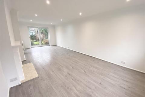 3 bedroom detached house to rent, Sandringham Road, Herts EN6