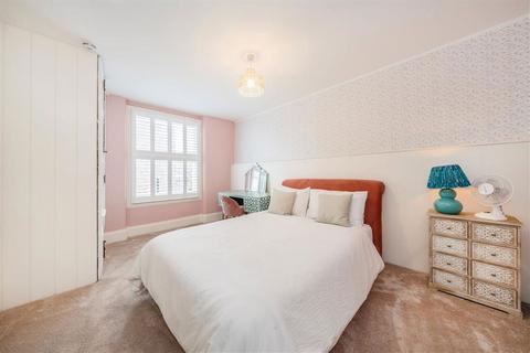 3 bedroom flat for sale, Finborough Road, London SW10