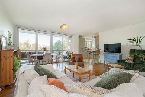 undefined, River Reach, Teddington TW11
