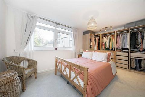 undefined, River Reach, Teddington TW11